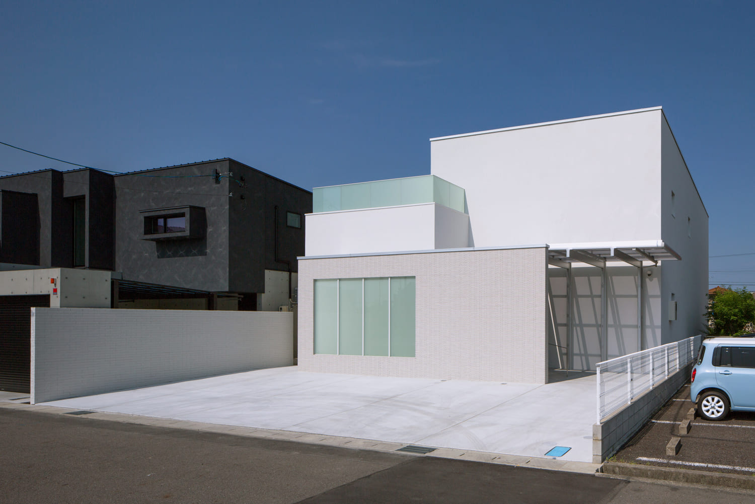 白く輝く、家族だけの「空の広場」。北名古屋市の家